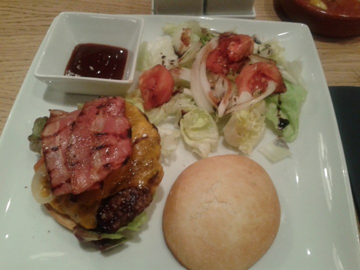 Hamburguesa clásica de blonda con ensalada