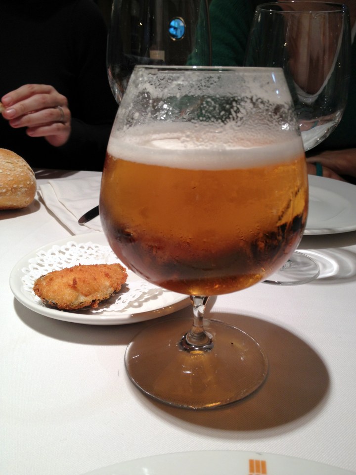 Bock de cerveza y tapita