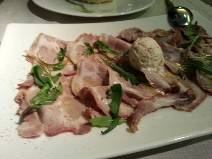 Carne mechá con helado de mostaza