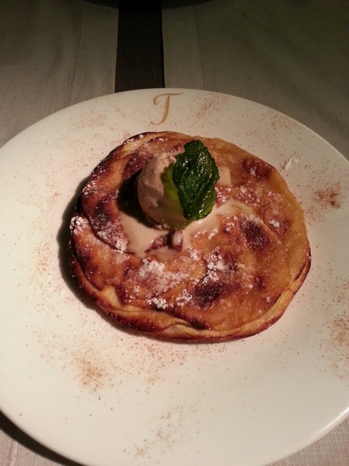 Tartín de manzana con helado de nuez garrapiñada