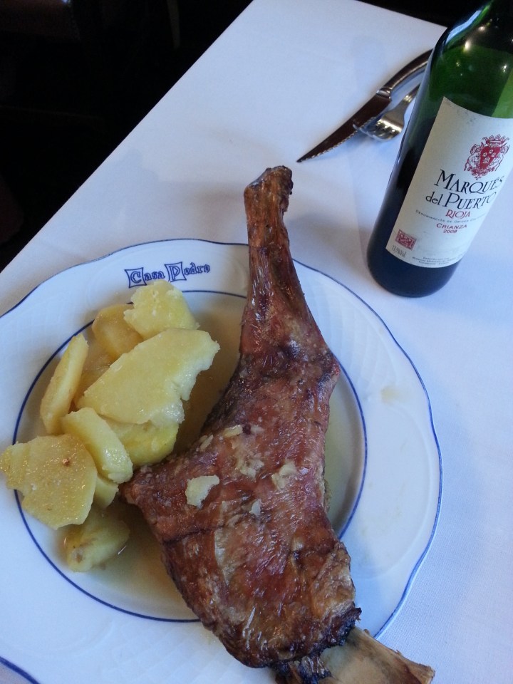 Paletilla de cordero asado. La especialidad de Casa Pedro