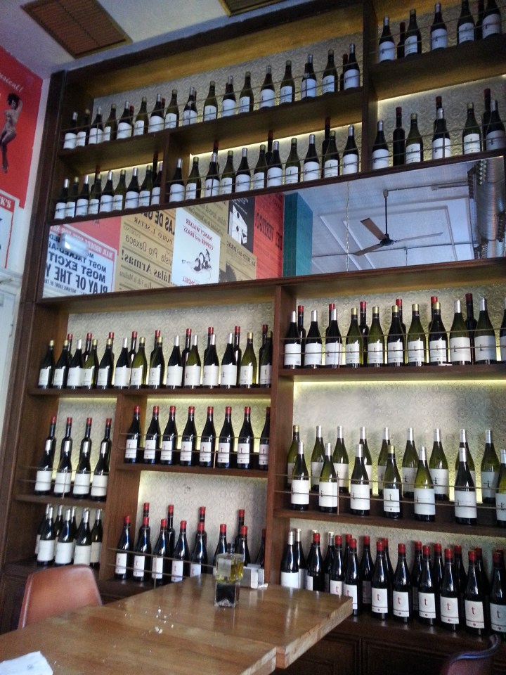 Pared con botellas