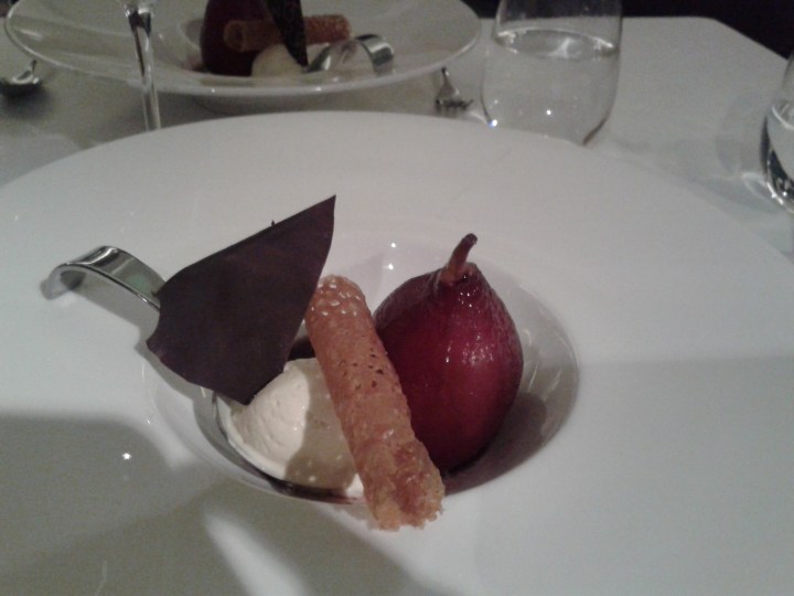 Pera al vino tibio y helado de vainilla y clavo