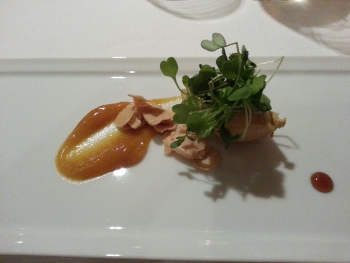 Mousse de hígado de oca con puré de albaricoque y almendras laminadas. 