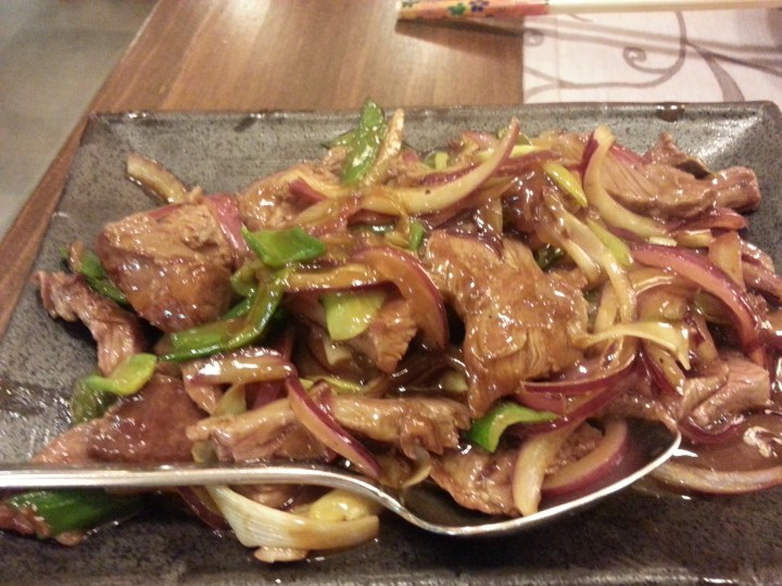 Salteado de solomillo de ternera con cebolla morada y salsa de Black Pepper