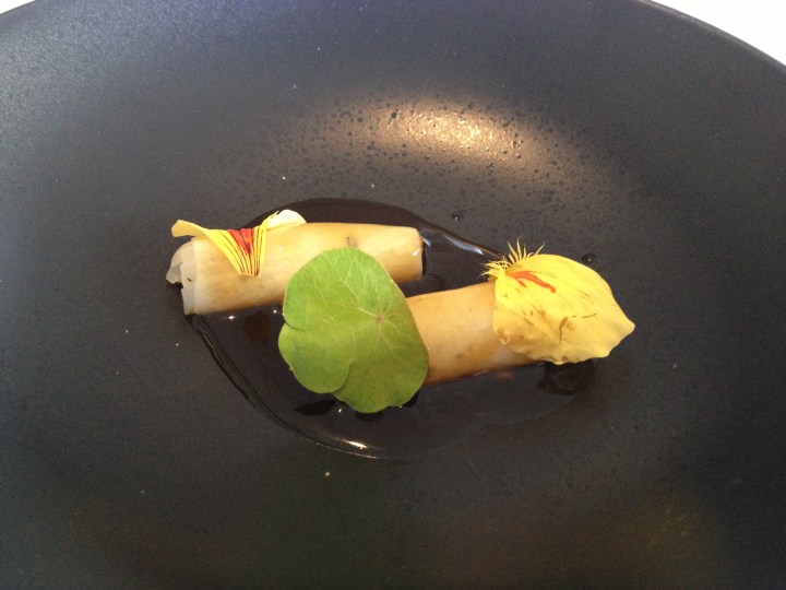 Canelón de nabo y calamar, jugo de verduras asadas