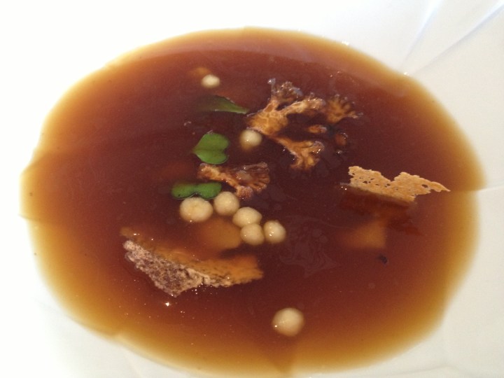 Sopa de setas con su guarnición