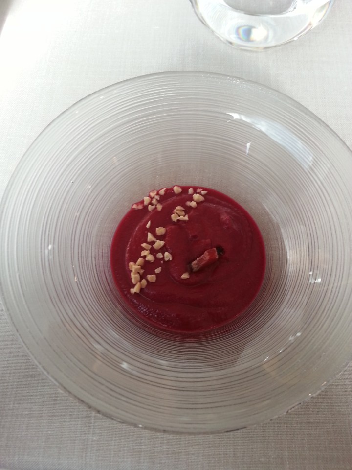 Salmorejo de remolacha con mojama y almendras