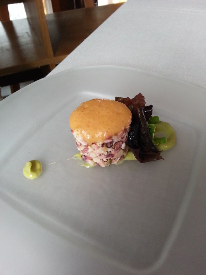 Tartar de pulpo con salmorejo de aguacate y crema de tomate