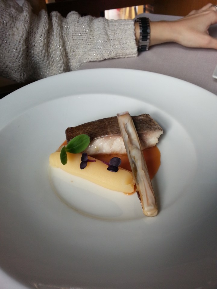 Borriquete asado con crema de patata, bisquet y navaja.