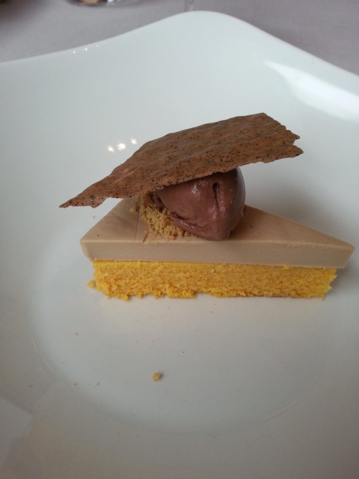 Bizcocho de zanahoria y naranja con mousse de café y helado de chocolate