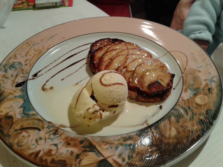 Tarta fina de manzana con helado