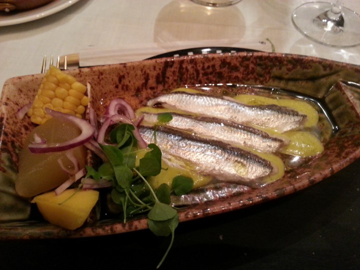 Boquerones estilo Nikkei con blini de sobrasada y huevo de codorniz