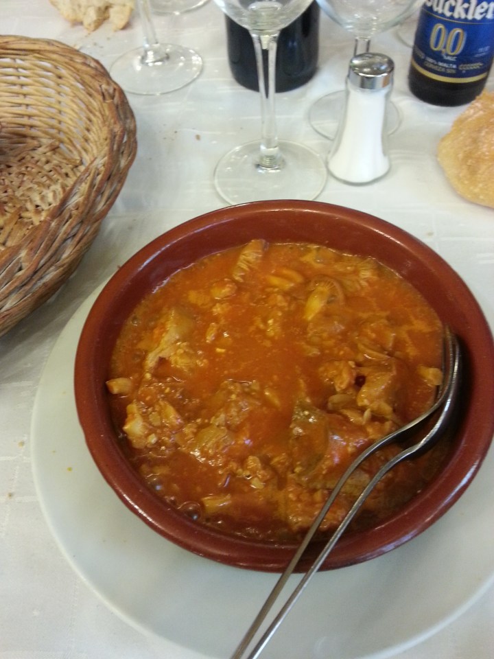 Llanegas con salsa de tomate y piñones