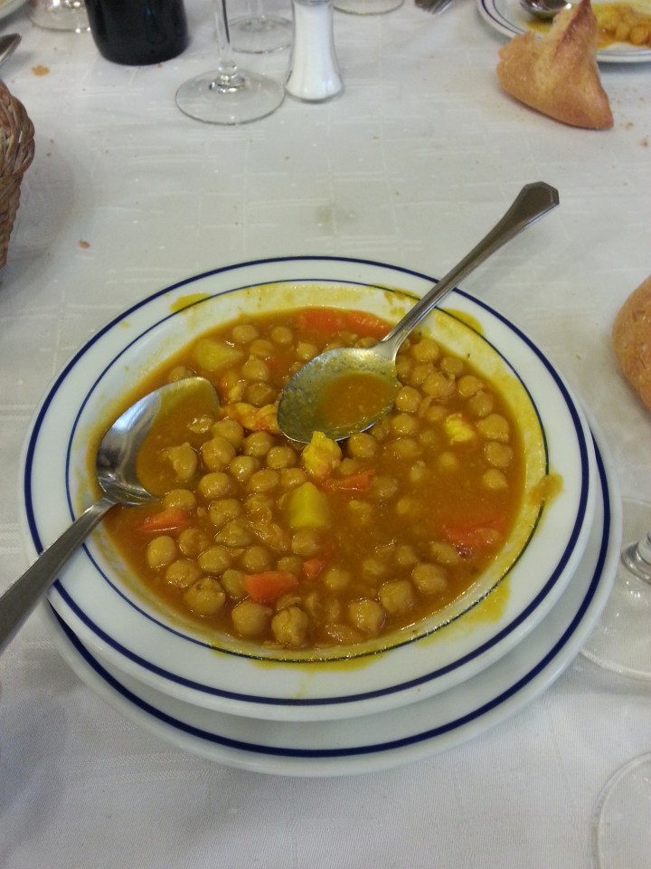 Garbanzos con langostinos. Plato empezado.