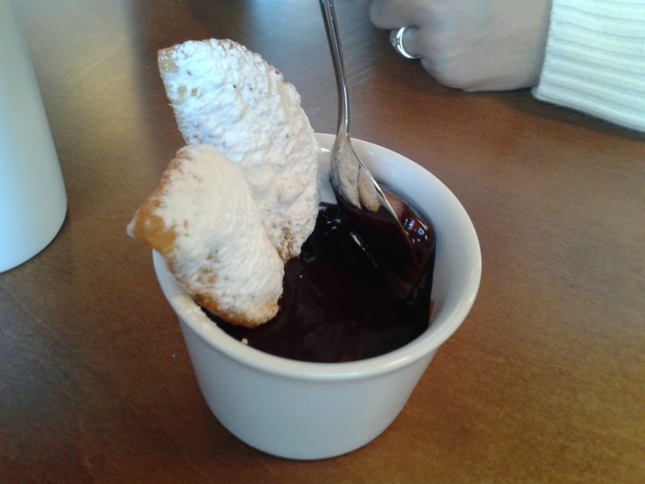 Mousse de chocolate y orejitas de chancho