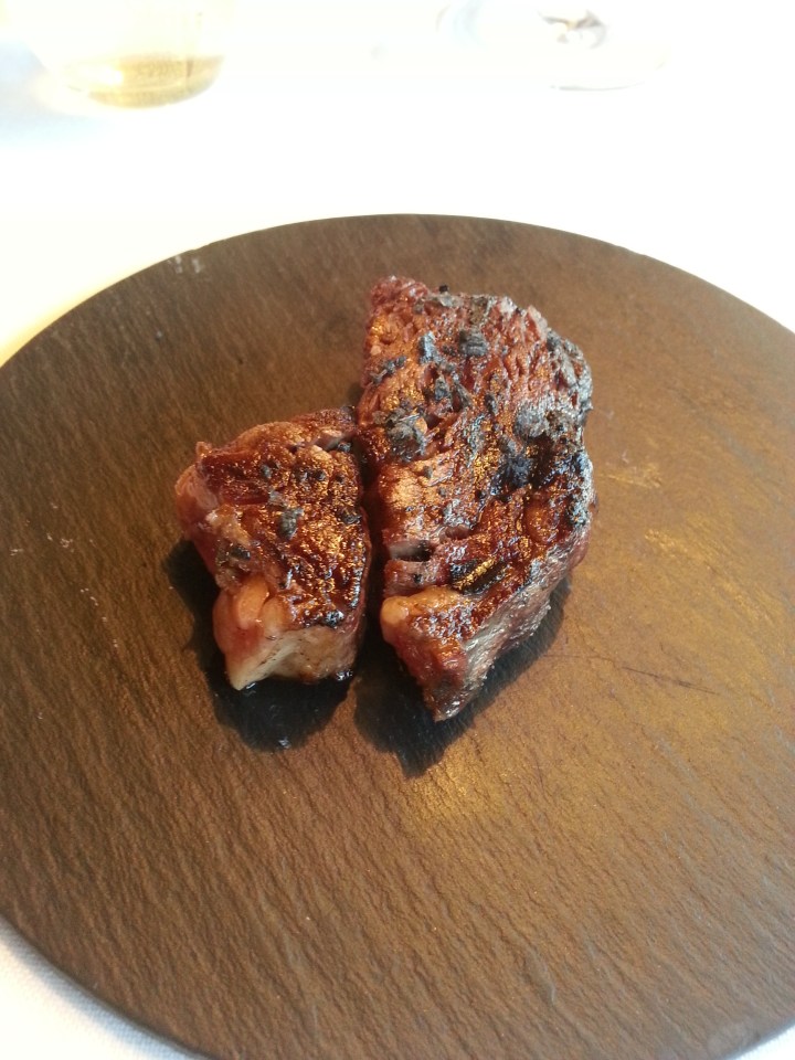 Lomo de Kobe con sal de carbón