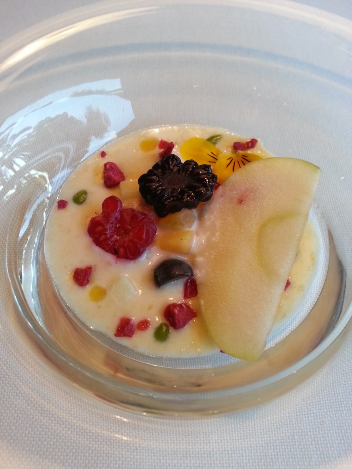 Espuma de caqui con frutas de temporada