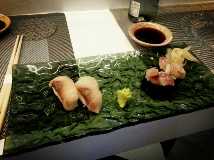 Niguiri de mujol (izquierda) y gunkan de dorada