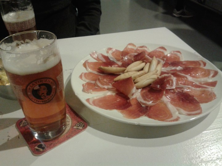 Jamonera y plato de jamón