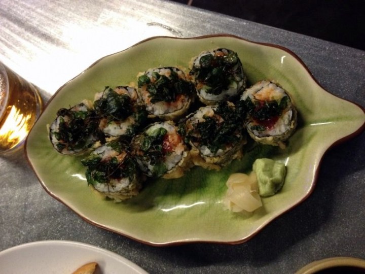 Tempura maki de atún picante