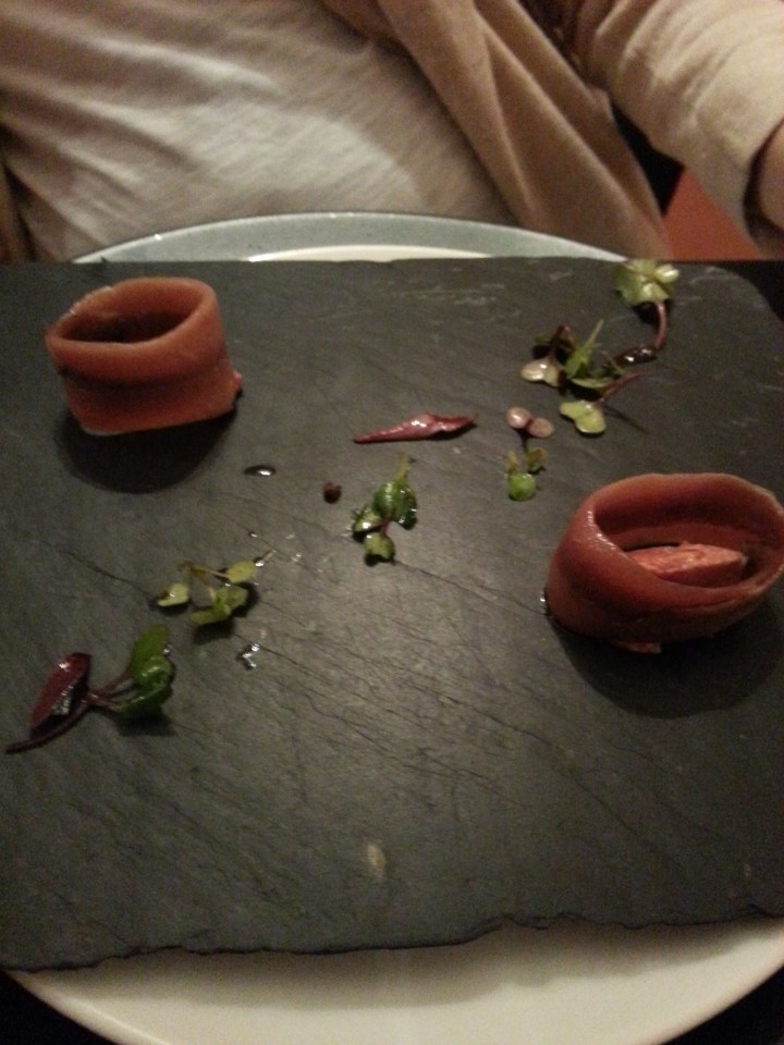 Anchoa con tartar de tomate y brotes