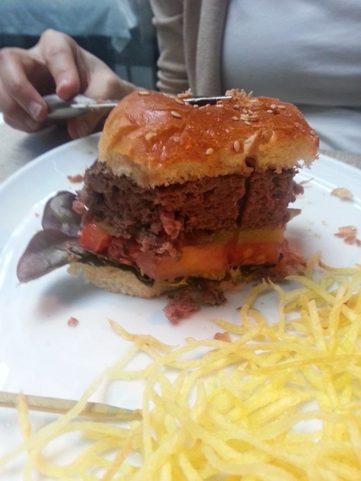 Hamburguesa americana con tomate, pepinillo y lechuga