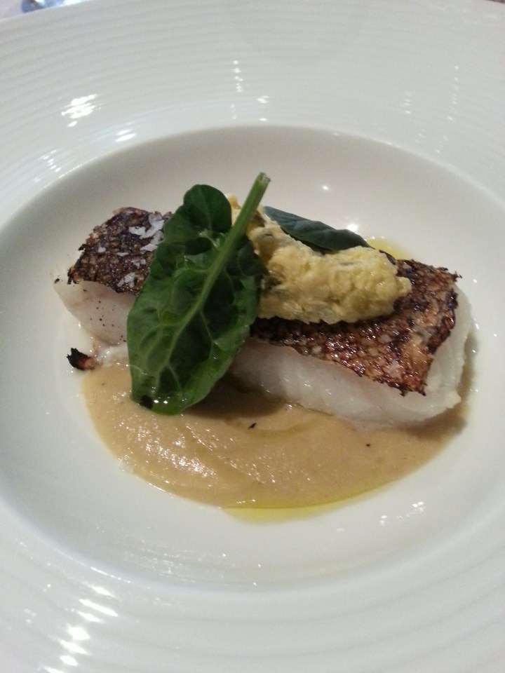 Skrei sobre hummus con brandada