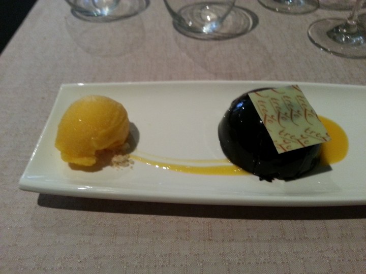 Semiesfera de chocolate con helado de mandarina