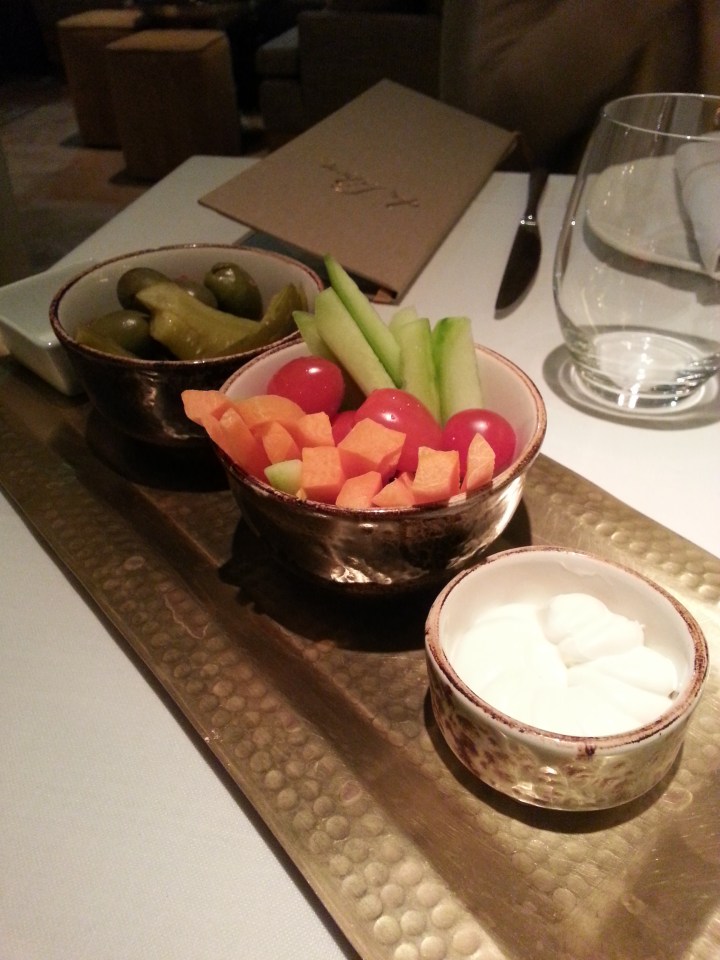 Aperitivo con crudités y encurtidos