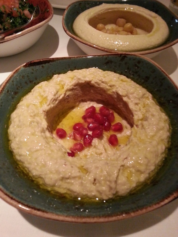 Mouttabal: puré de berenjena al grill con sésamo y granada