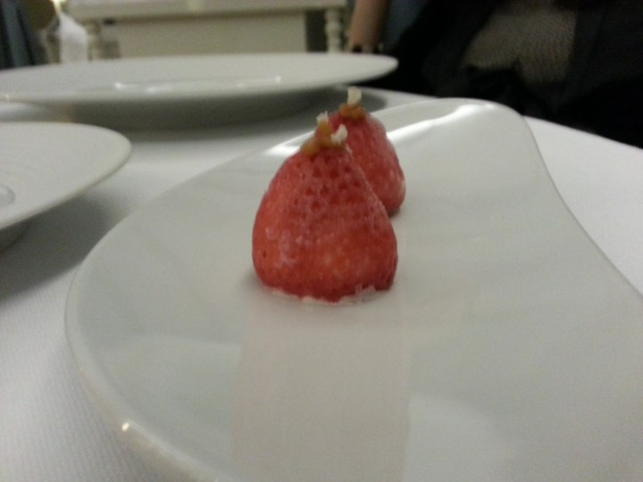 Fresas heladas rellenas de parmesano