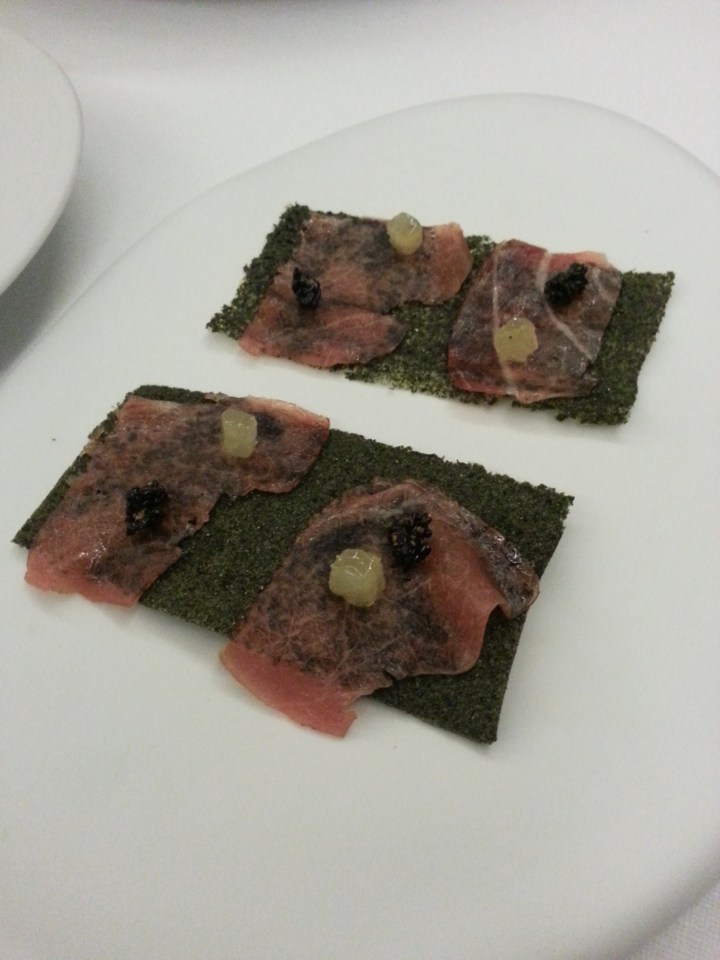 Láminas de alga con atún marinado