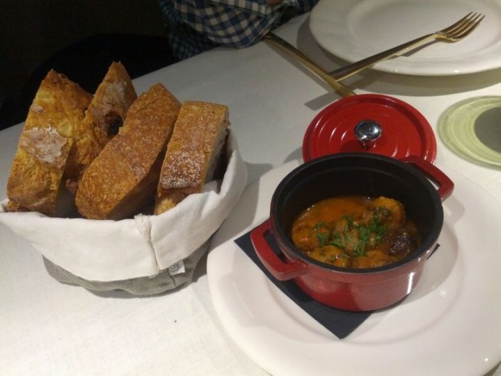 Aperitivo de albóndigas madrileña, pan