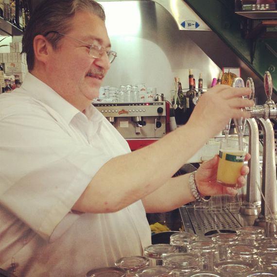 julito_tirando_una_cana_de_las_mejores_de_madrid_en_el_bar_alonso_5986_570x