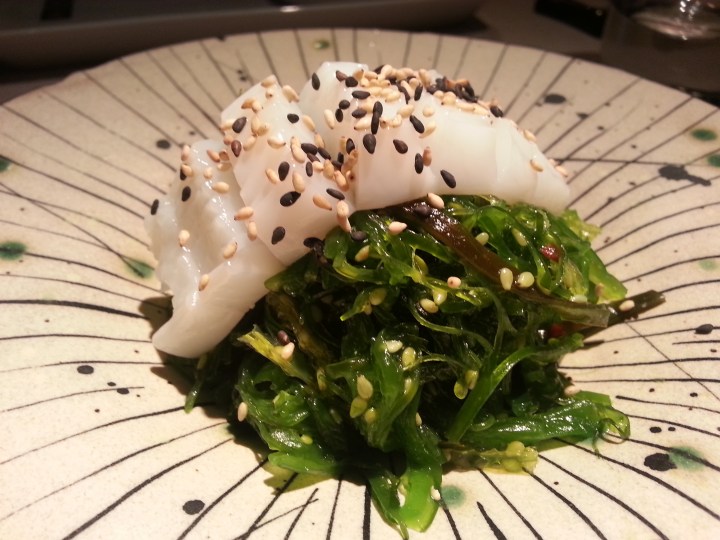 Ensalada wakame con sepia y sésamo