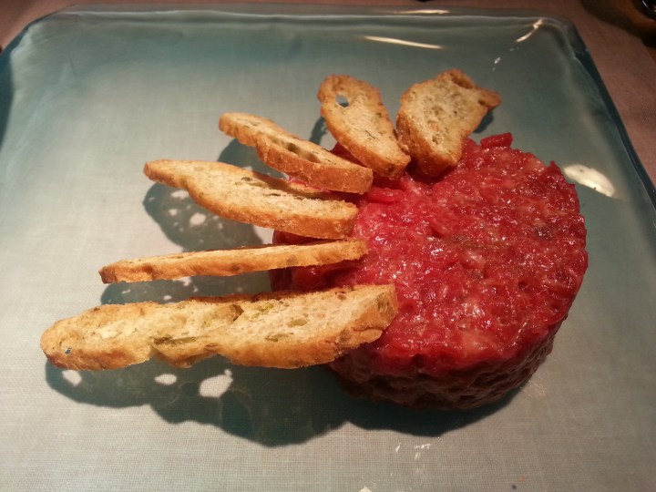 Steak tartare de buey de kobe con pan de algas