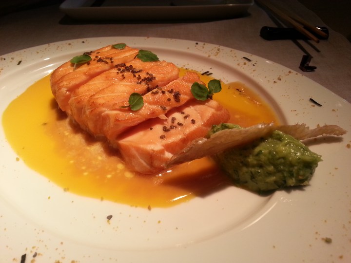 Salmón templado con yuzu y guacamole de shiso