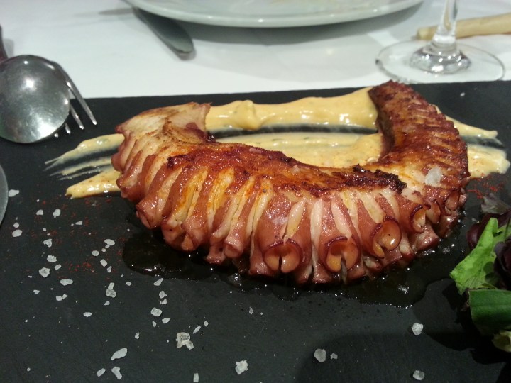 Pulpo a la brasa con puré de patata y pimentón