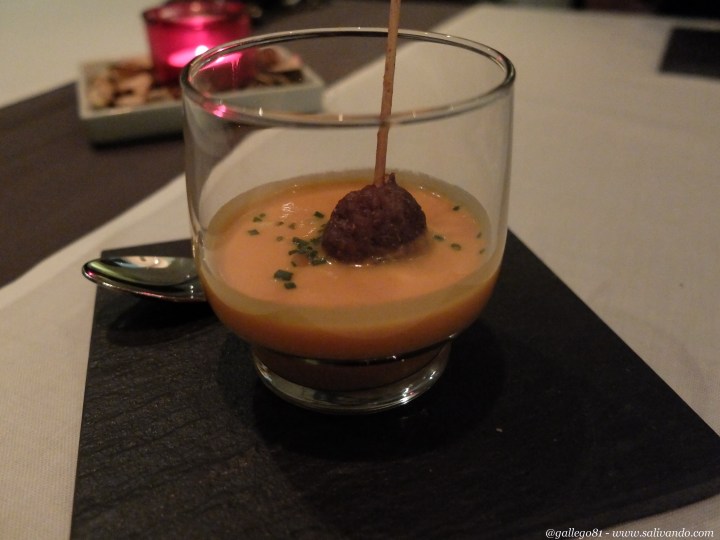 Salmorejo con albóndiga de ternera