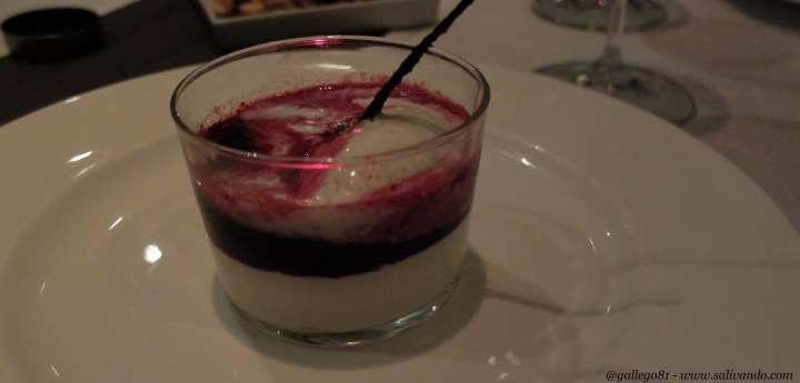 Mousse de queso con cereza