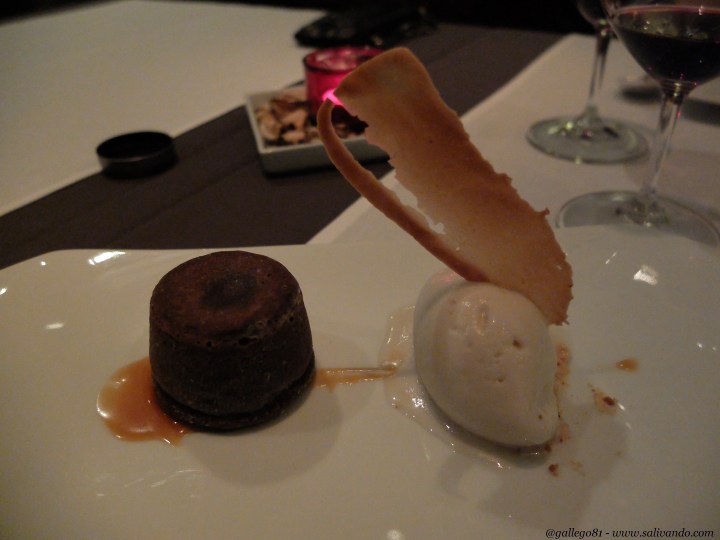 Coulant de chocolate con helado de plátano