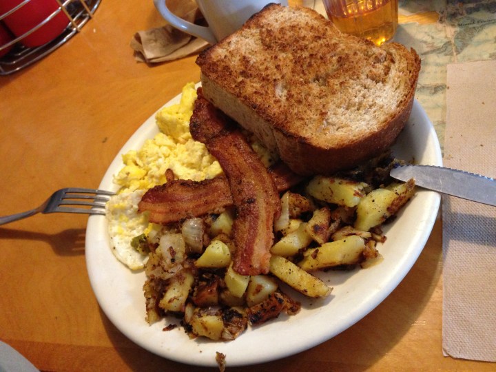 Tostadas, bacon, huevo y patatas