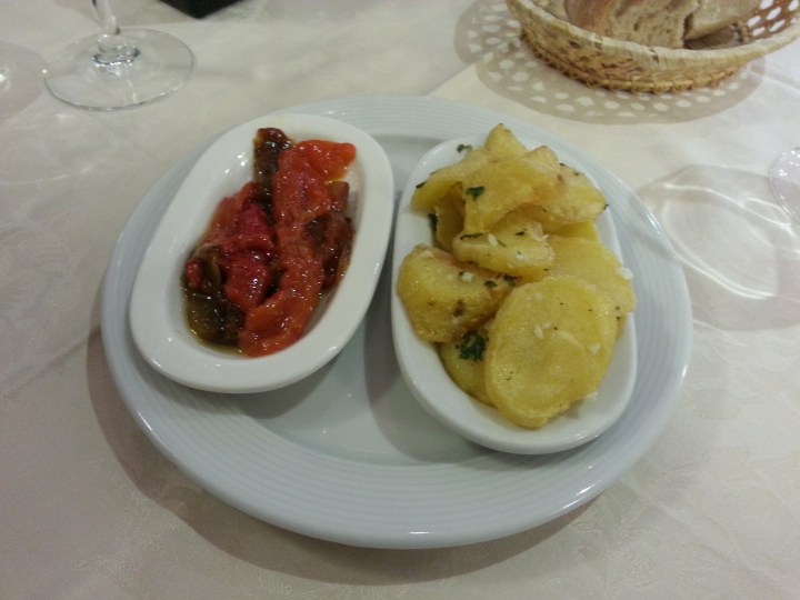 Aperitivo de pimientos asados y patatas al ajillo - Lago de Sanabria