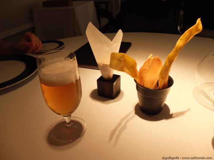 Snacks de cartucho de almendras y chips de batata y plátano