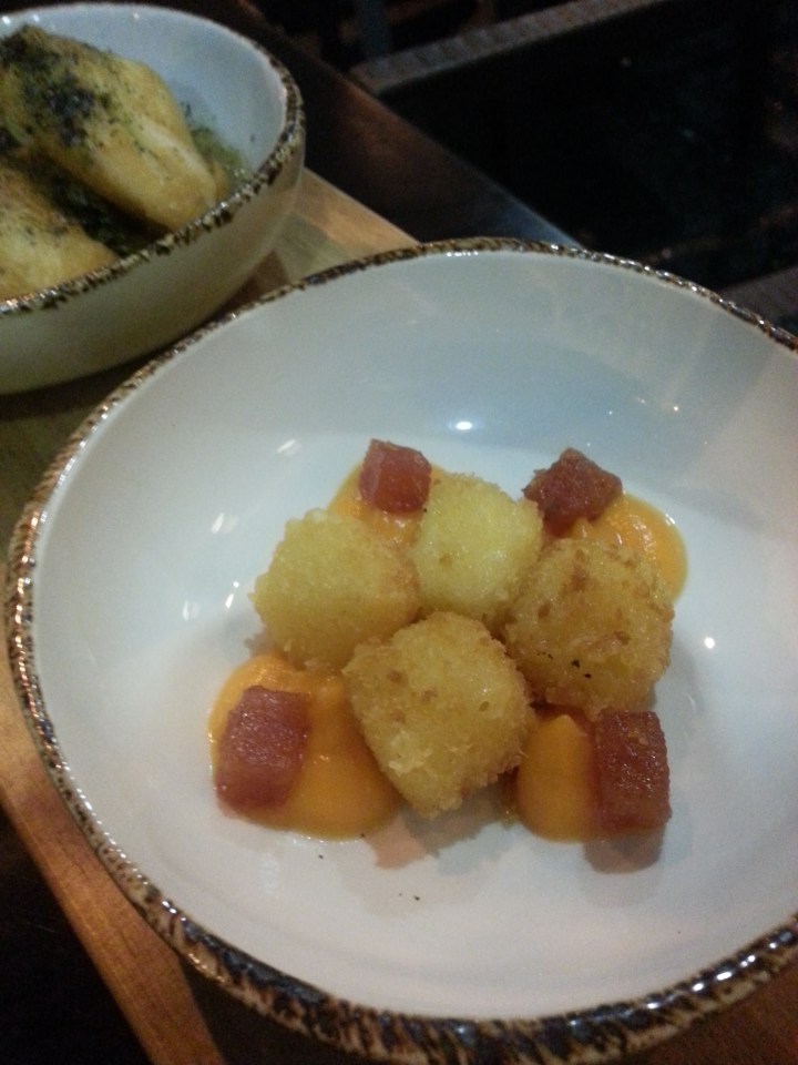 Queso frito sobre puré de calabaza y membrillo - Restaurante Slow Montecarmelo