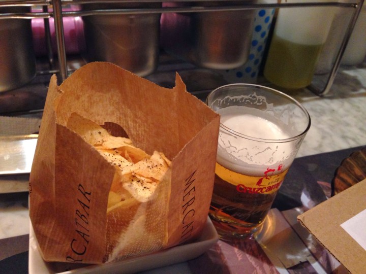 Cruzcampo y bolsa patatas
