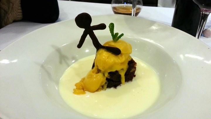 Restaurante The Market Madrid - Brownie de chocolate con helado de fruta de la pasión