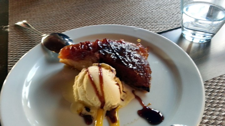 Restaurante La Cabaña - Tarta de manzana con helado