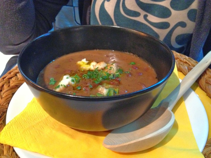 Judías pintas con langosta y especias cajún